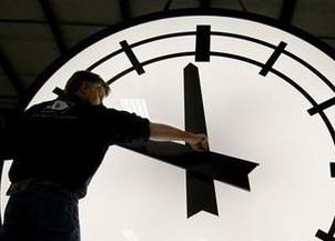 拨快时钟 欧洲进入夏令时，时间与生活的双重变奏